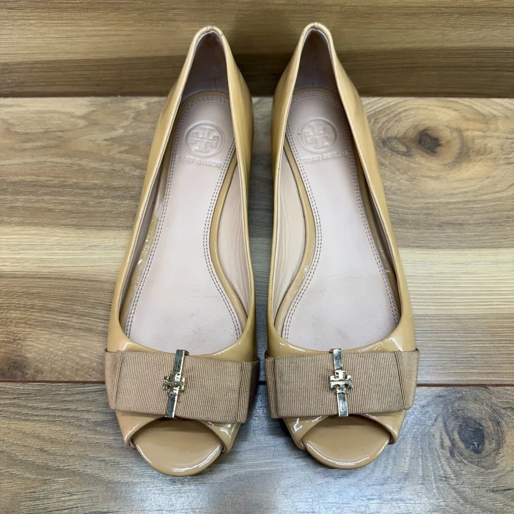 Tory Burch Trudy Peep Toe Flats 6.5 M Nude Tan Patent Leather Bow Gold logo